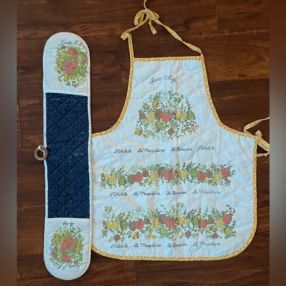 Vintage 1970s “Spice of Life” CorningWare apron and oven mitts - Picture 6 of 8
